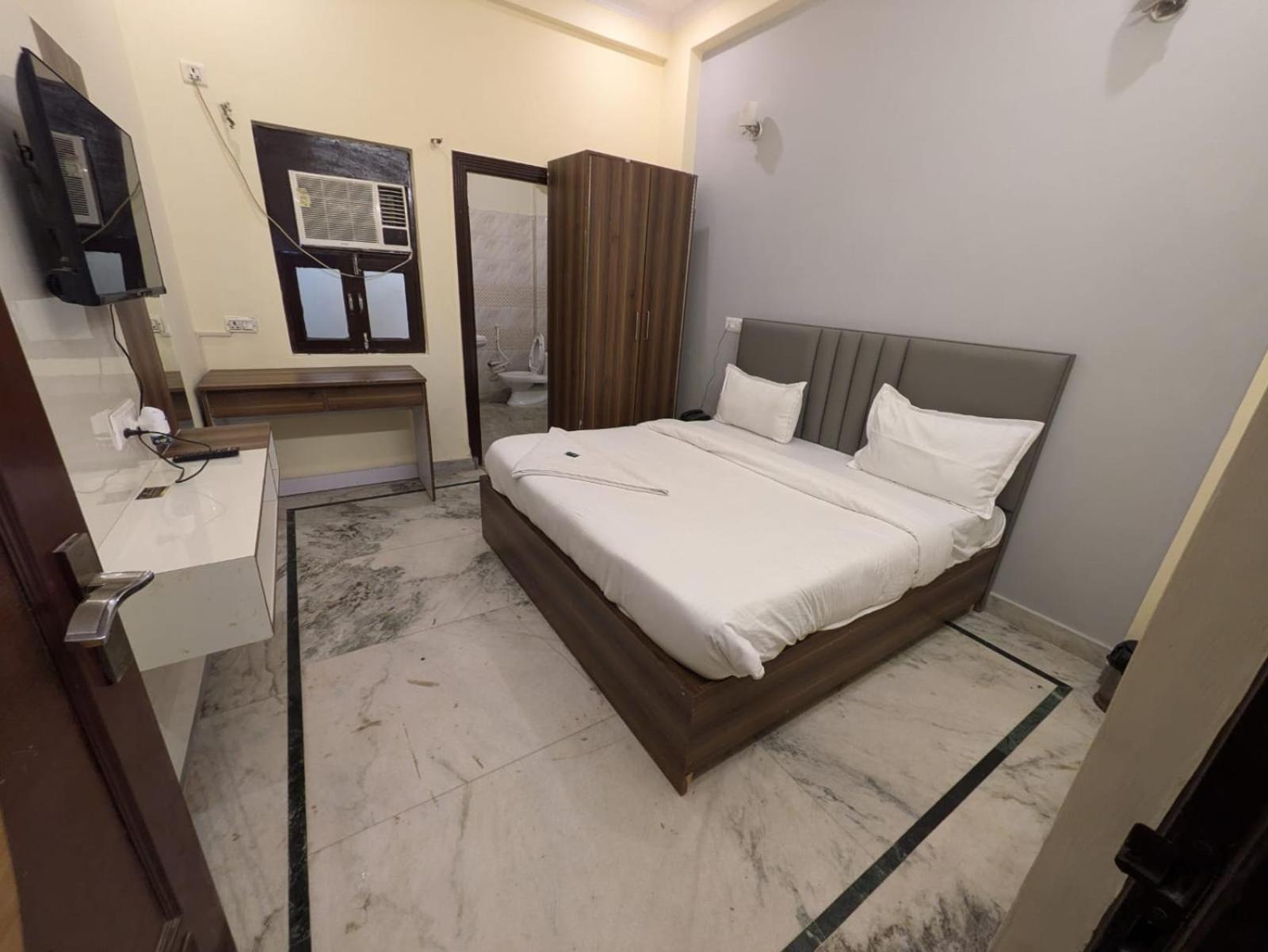 Hotel Vegas Corporate Suites Noida Exterior foto